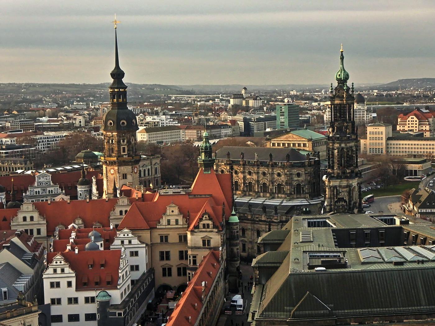 Blick von der Frauenkirche auf den Hausmannsturm und die Hofkirche des Schlosses