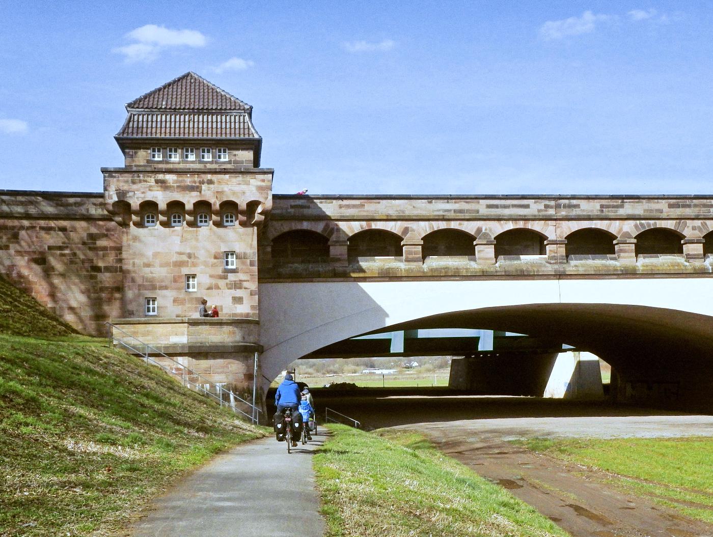 Mit dem Rad unter den Trogbrücken hindurch