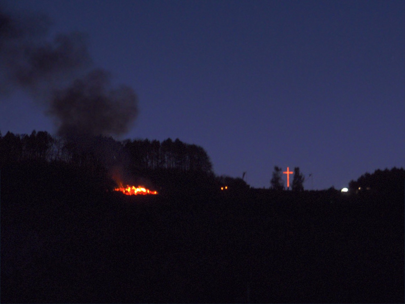 Das Osterkreuz ist beleuchtet