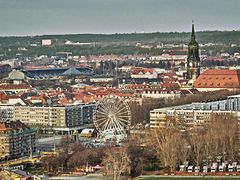 Blick von der Frauenkirche auf Riesenrad und Dreikönigskirche