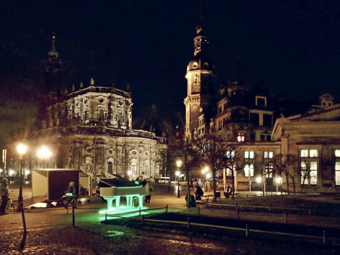 Pianospieler auf dem Theaterplatz