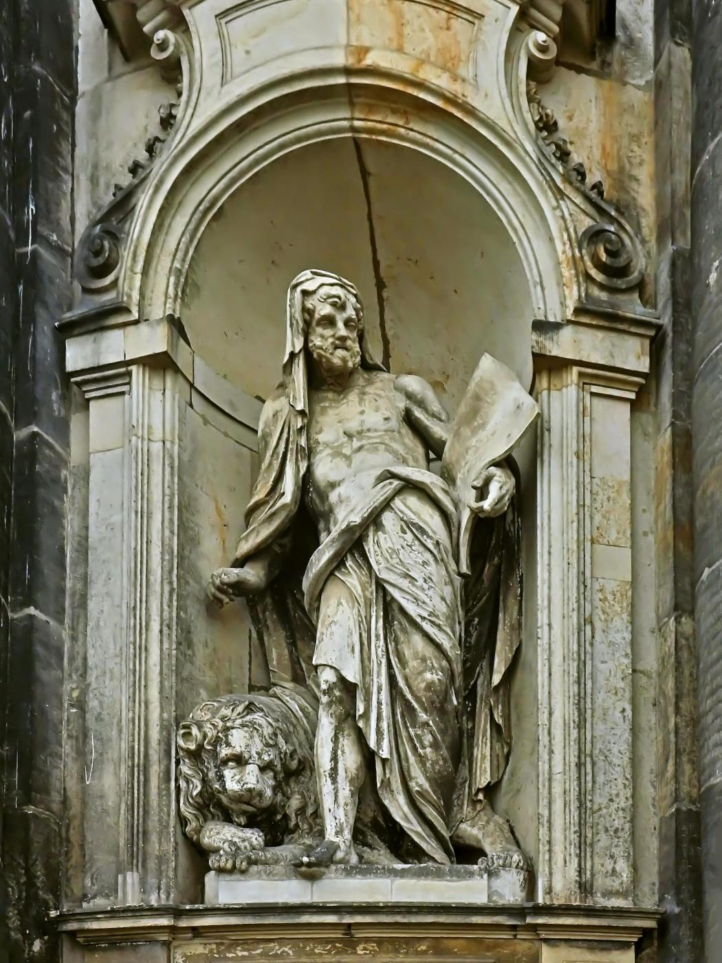 Skulptur an der Kathedrale Ss. Trinitatis