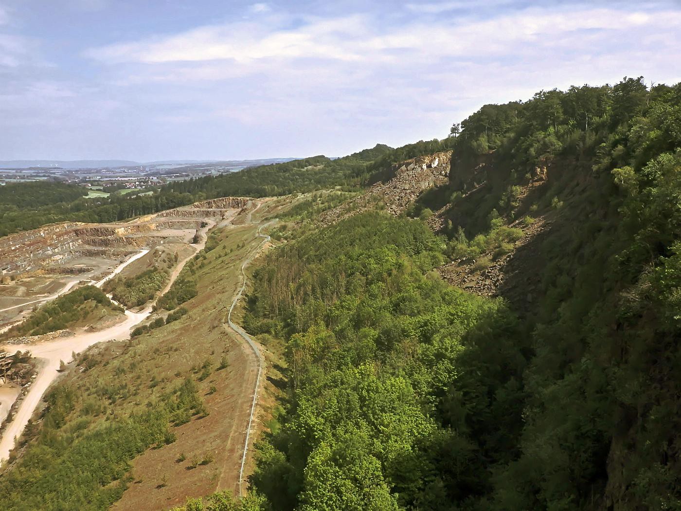 Blick von der Plattform zum Steinbruch