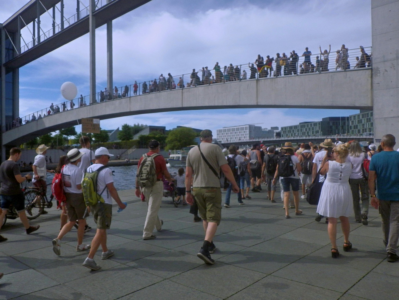 Demo-Teilnehmer versuchen wieder den Versammlungsort auf der anderen Spreeseite zu erreichen