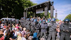 Polizei riegelt die Bühne ab.