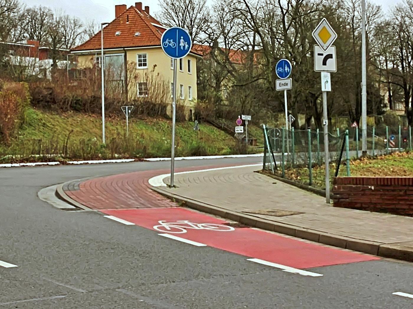 Sehr kurzer Geh-/Radweg