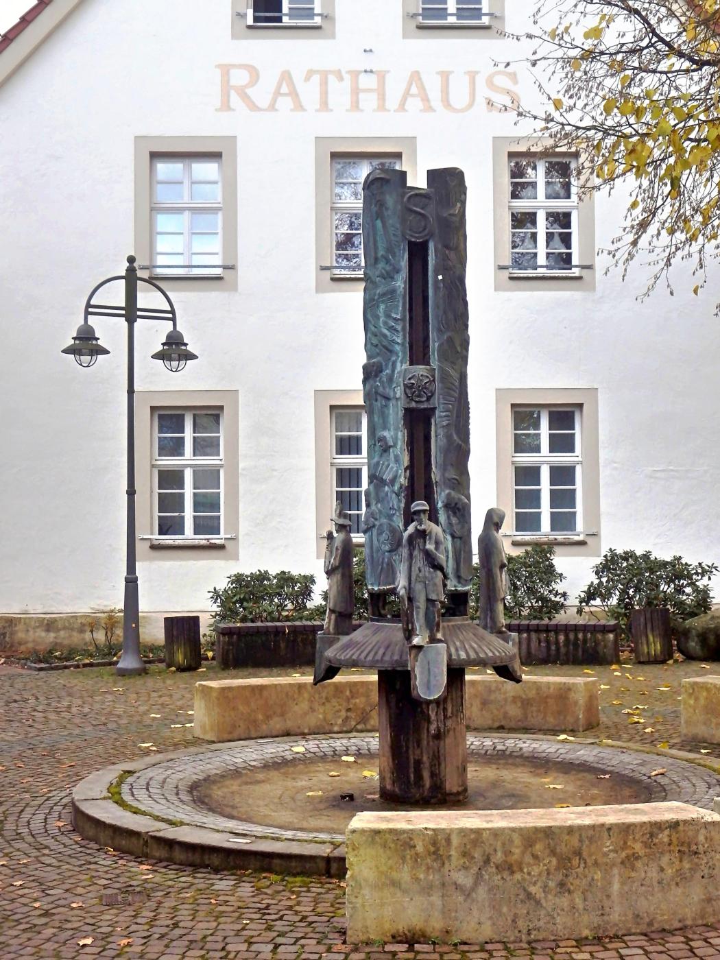 Brunnen Rathaus Schlangen