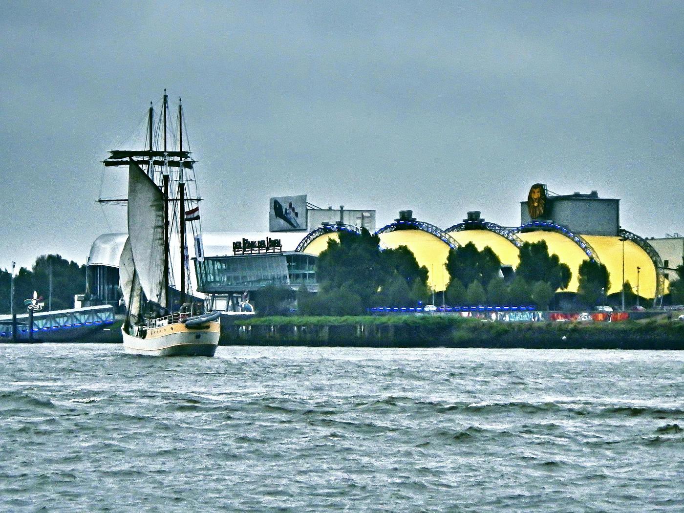 Segelschiff vor dem Stage Theater