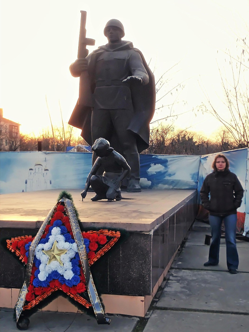 Monument of "Soldier and little girl"