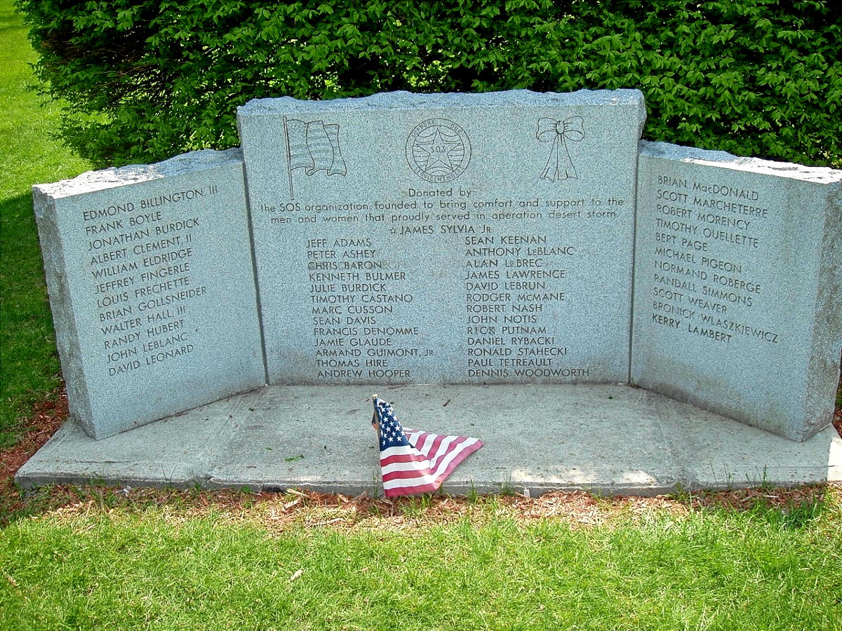 Photo DANIELSON TOWN GREEN DESERT STORM MEMORIAL KILLINGLY