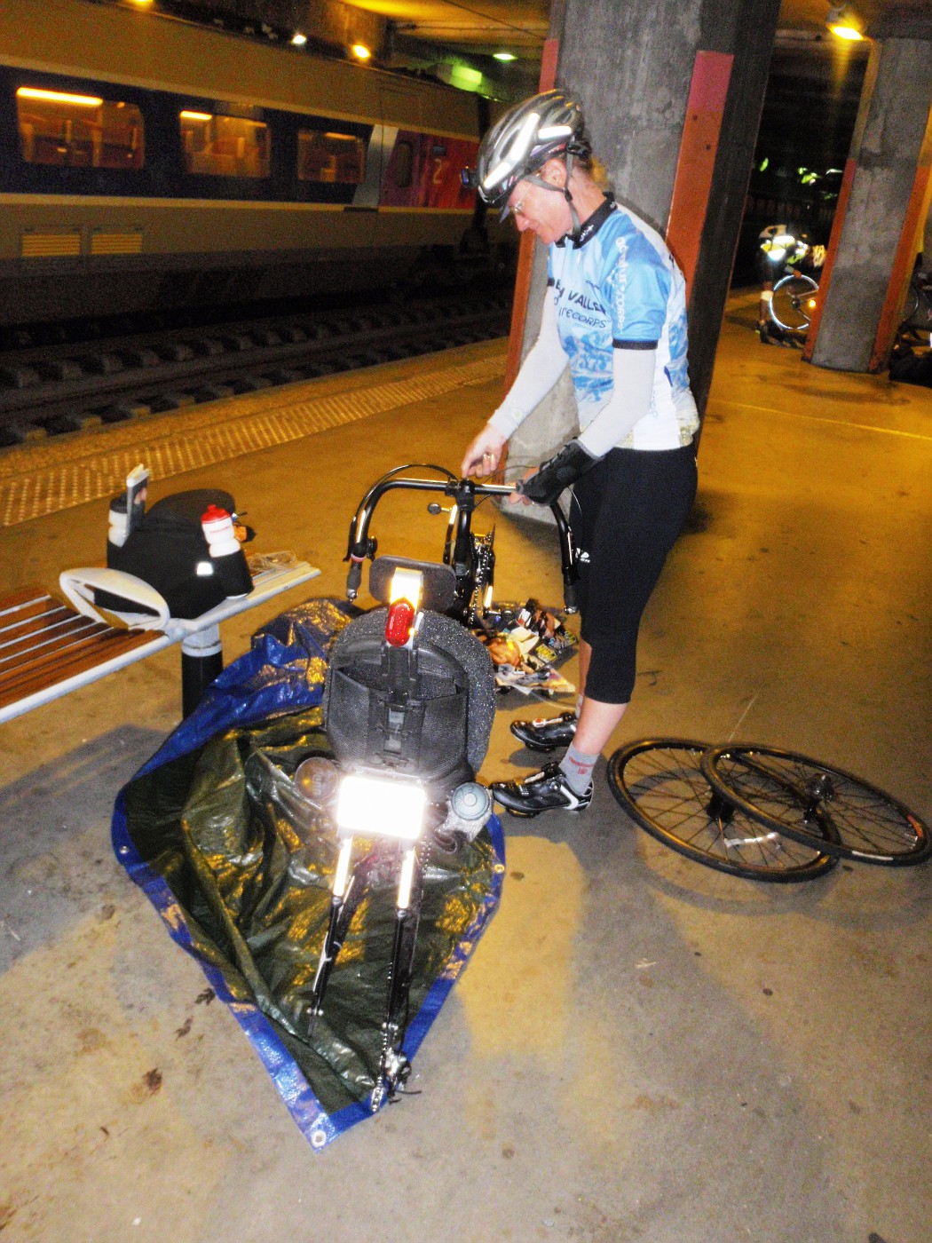 Vicky assembles her bike in Paris' railway-station