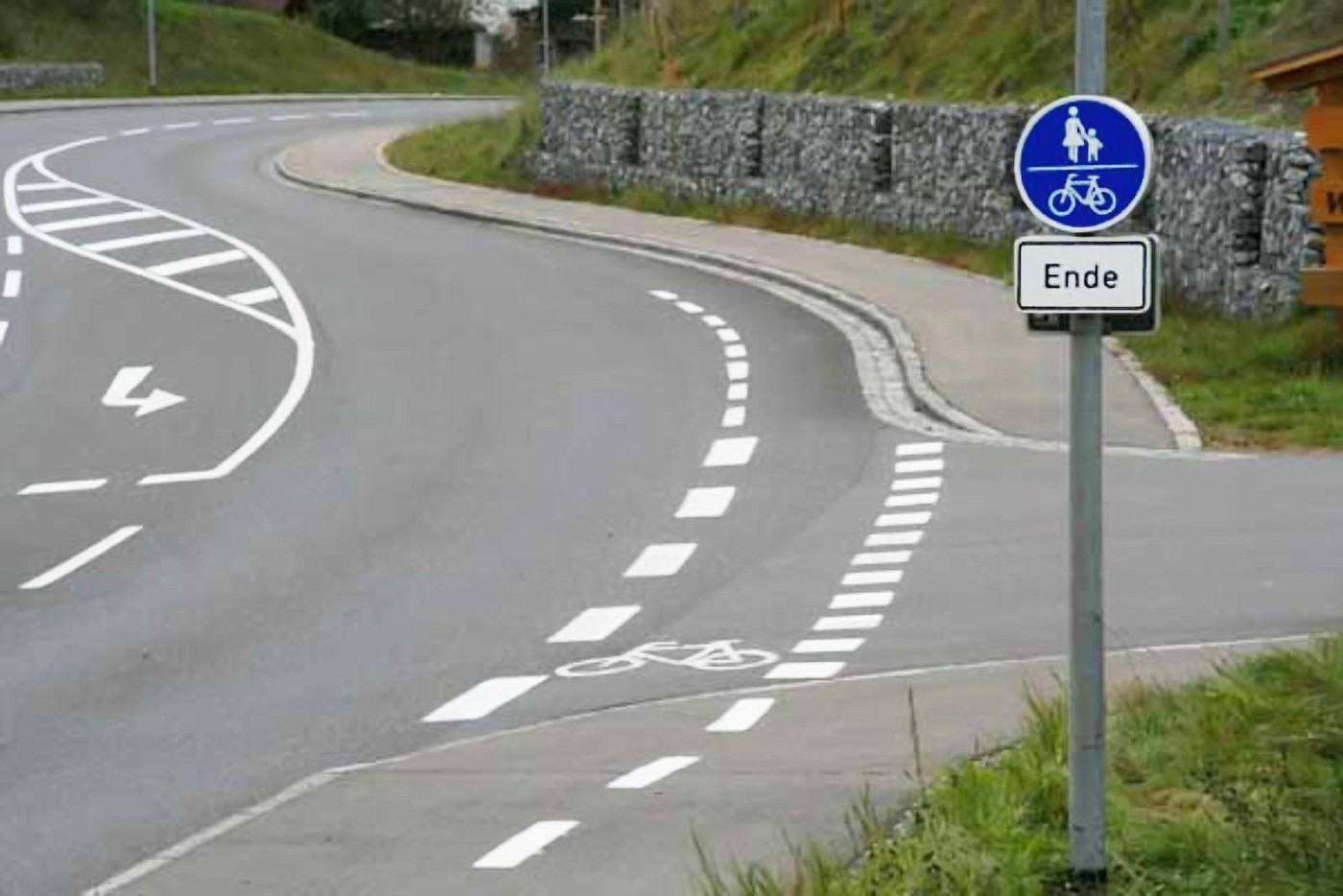 Radweg-Ende mit Einfädelspur!