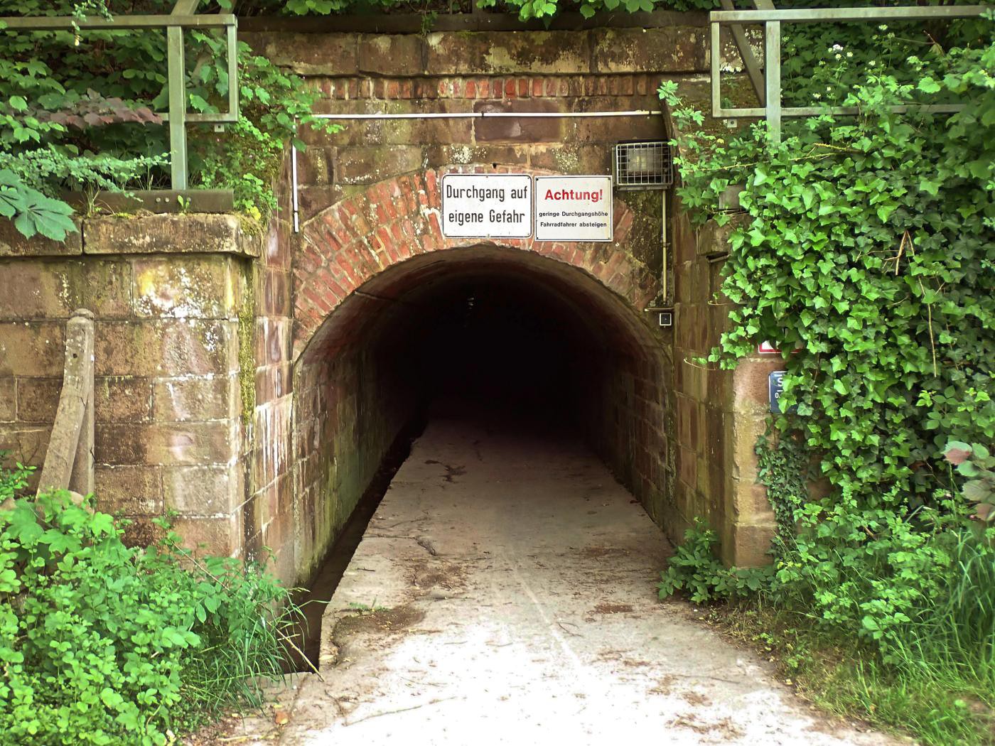 Tunnel Weredunstraße - Kopf einziehen! :-)