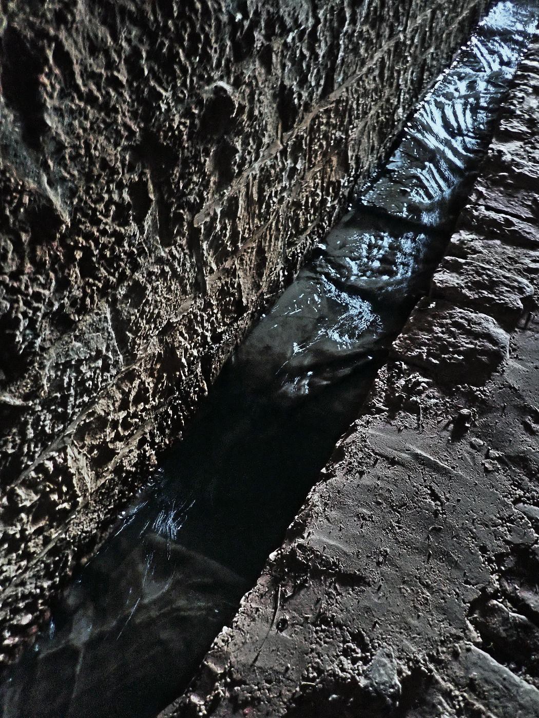 Wasserlauf im Tunnel