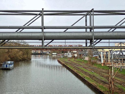 Brücke für Fernwärme im Weserhafen