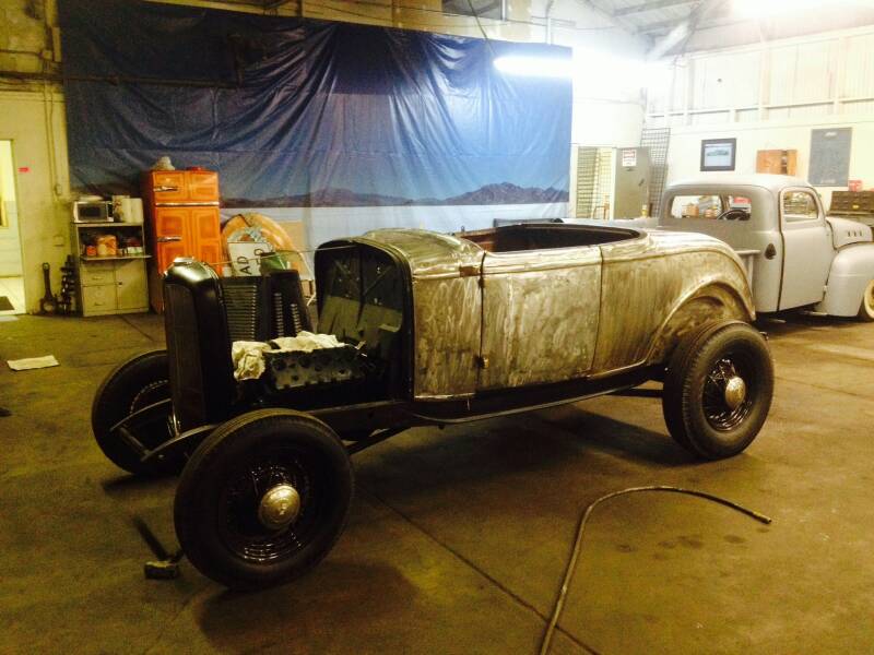 Photo Vintage Hammer Garage 1932 FORD'S IN THE GARAGE OR HOT ROD