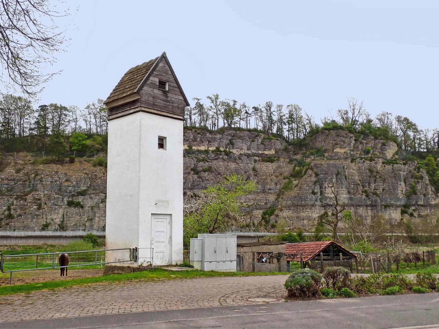 Umspannturm vor den Weserklippen