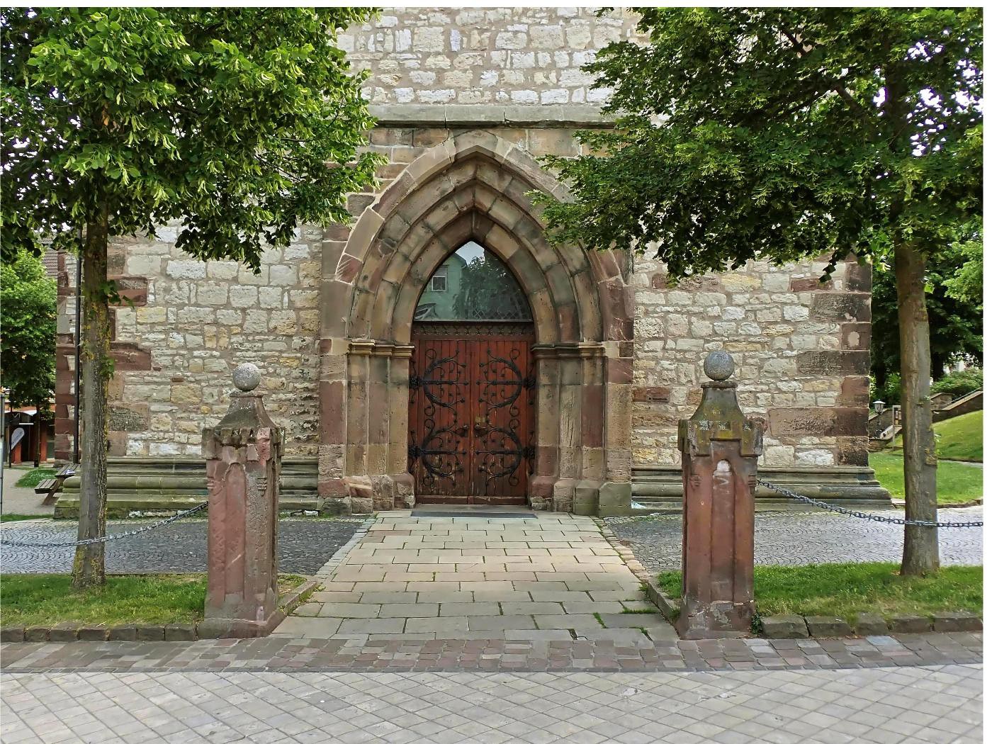 Eingang St. Johann Baptist Kirche